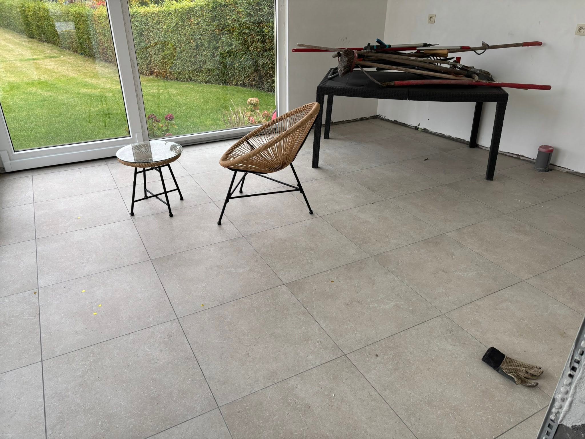 Pièce intérieure largement carrelée avec mobilier et outils de finition