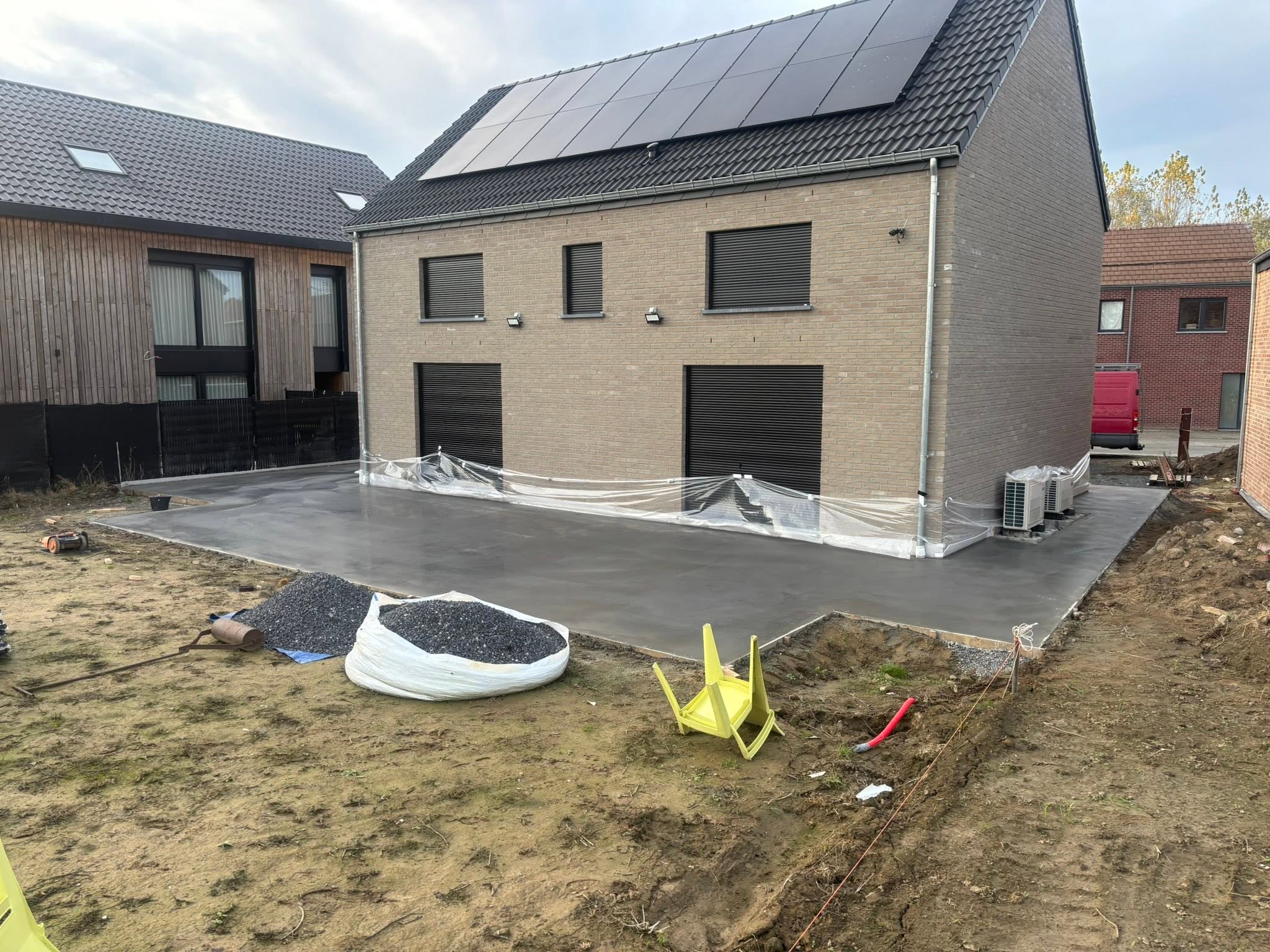 Grande surface extérieure en béton autour d'une maison