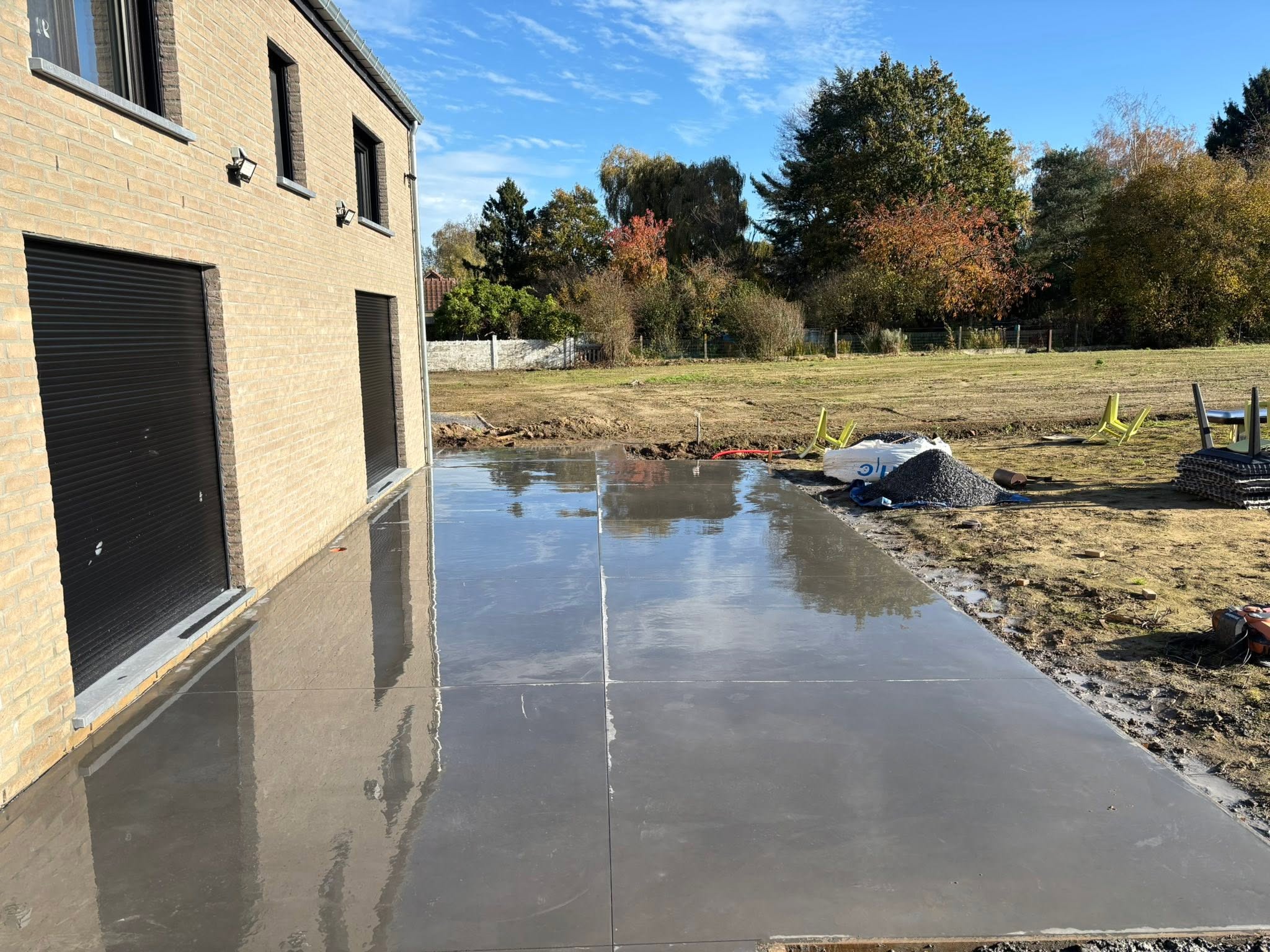 Dalle extérieure en béton fraîche devant une maison