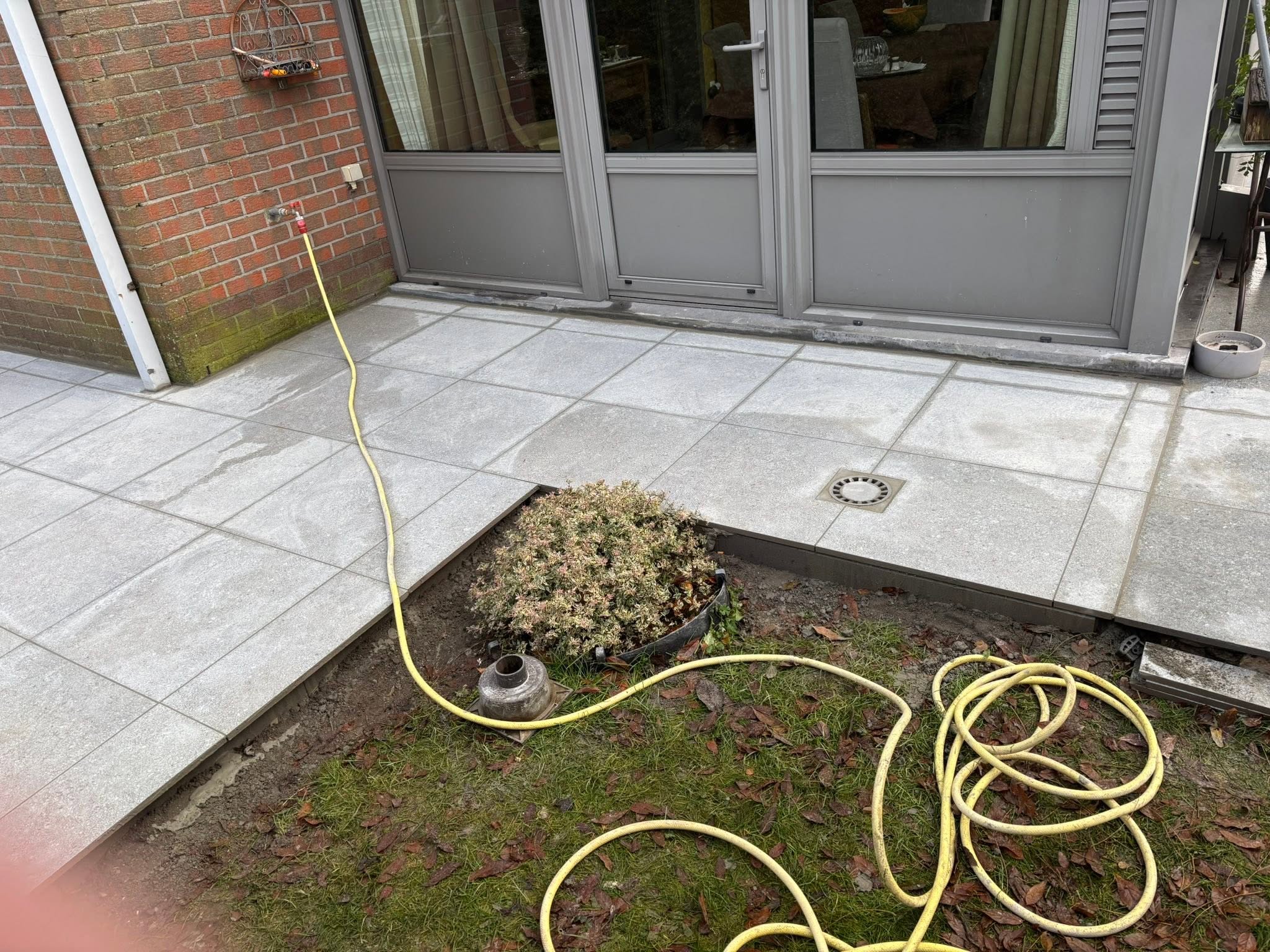 Terrasse extérieure largement couverte de dalles grises