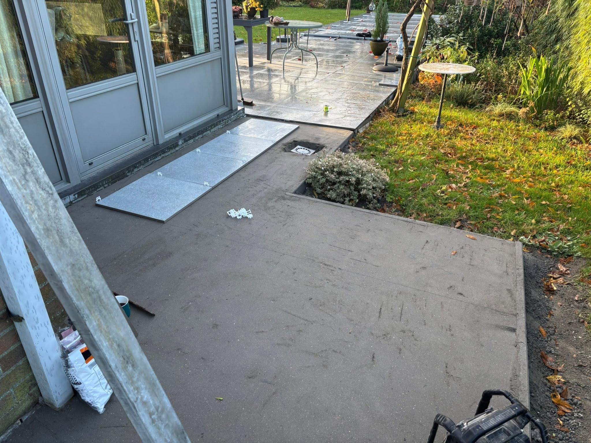 Terrasse extérieure avec dalles en attente et matériel de pose